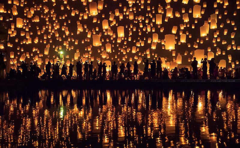 Chiang Mai thường thu hút đông du khách bởi nghi lễ khác biệt - thả đèn trời Yi Peng (Yi: hai, Peng: ngày trăng tròn). Trong lễ hội, tại nhà dân và khắp các nơi công cộng, những chiếc đèn sáng rực sẽ được thả bay lên không trung suốt đêm. Hành động này tượng trưng cho việc gạt đi những muộn phiền và buồn đau năm cũ. Các Phật tử cũng tin rằng, những điều bạn ước nguyện trong lúc thả đèn sẽ trở thành sự thật nếu bạn thực hiện những điều tốt lành trong năm sau. Ảnh: 