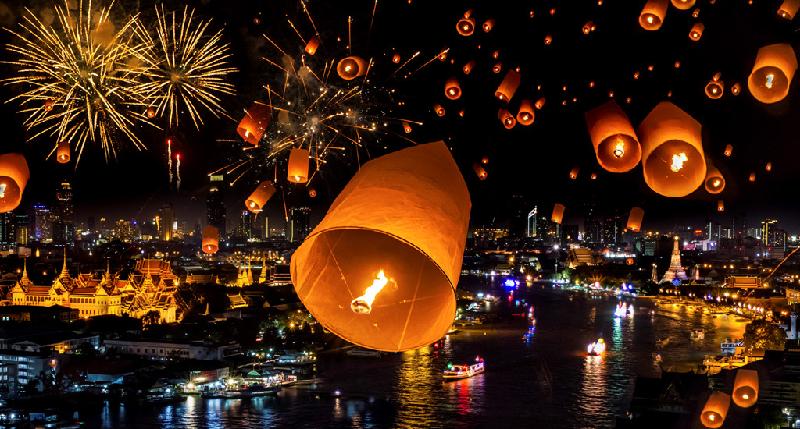 Song song với thả đèn trời là hoạt động thả đèn hoa đăng. Điểm thả đèn đông và choáng ngợp nhất chính là cầu Nawarat ngang sông Ping. Đi dọc khắp bờ sông Ping, bạn sẽ thấy krathong trôi lấp lánh bên chùa Chai Mongkhon, Lok Mo Lee... Bên cạnh lễ thả đèn là các sự kiện diễu hành, bắn pháo hoa, thi sắc đẹp... Ảnh:  