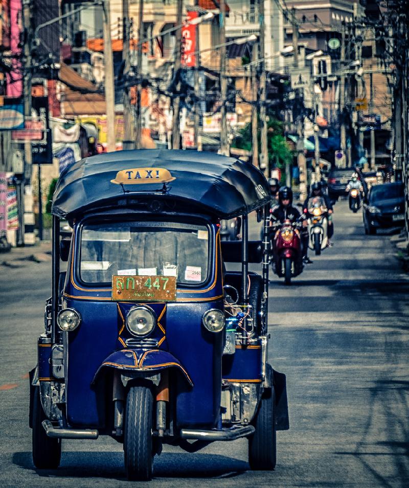 3h chiều là thời gian lý tưởng bạn nên có mặt tại Mae Jo để tránh kẹt xe và dành được vị trí tốt cho việc quan sát lễ hội. Để tới Mae Jo, bạn có thể đi songthaew hoặc tuk tuk, nhưng nhớ thỏa thuận giá trước khi lên xe và hẹn giờ để tài xế quay lại đón bạn. Nếu có giấy phép lái xe quốc tế, bạn có thể thuê một chiếc xe máy để tự do di chuyển hơn. Ảnh: 