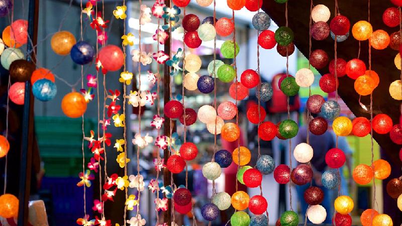 Được xem là “mẹ đẻ” của chợ trời Chiang Mai, khu chợ đêm Night Bazaar chính là kho hàng lưu niệm vừa xinh xắn vừa vô cùng phong phú mà bạn sẽ muốn dừng chân ghé qua. Chưa kể, chợ còn có khu vui chơi giải trí với nhiều quán ăn và cà phê phục vụ nhạc sống. Nếu muốn thư giãn, bạn có thể ghé tiệm massage chân với giá khoảng 100 baht cho 30 phút phục vụ. Ảnh: 
