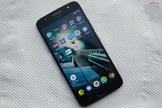 Motorola Moto G5S Plus (6,99 triệu): Tương tự các mẫu smartphone tầm trung hiện nay, Moto G5S Plus có thiết kế kim loại nguyên khối, mang đến cảm giác sang trọng và cầm rất chắc tay.