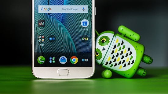 Moto G5S Plus vẫn sử dụng màn hình tỷ lệ 16:9 truyền thống với kích thước 5,5 inch độ phân giải Full HD. Ngoài ra, mặc dù có phím cứng home tích hợp cảm biến vân tay, nhưng khá lạ khi thiết bị vẫn có ba phím điều hướng bên trong màn hình.