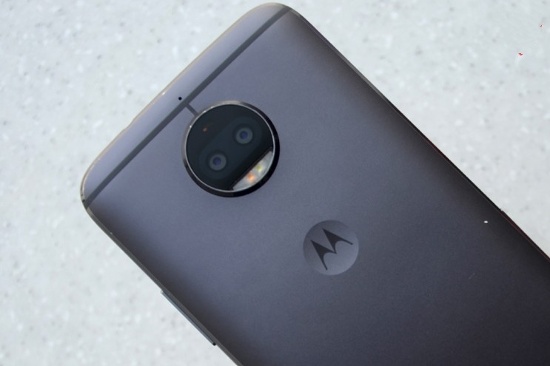 Tương tự các đối thủ Moto G5S Plus được trang bị cụm camera kép ở mặt sau, cả hai camera đều có độ phân giải 13 megapixel với ống kính khẩu độ f/2.0 cho khả năng chụp xoá phông tốt. Trong khi camera trước độ phân giải 8 megapixel và hỗ trợ đèn flash led.