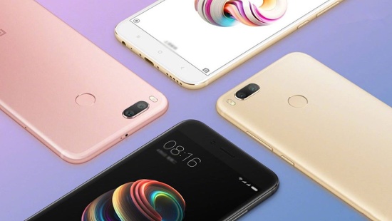 Xiaomi Mi 5X (5,2 triệu): Thoáng nhìn ở mặt sau có thể thấy thiết kế của Xiaomi Mi 5X có khá nhiều điểm tương đồng với iPhone 7 Plus. Đó là một thiết kế kim loại nguyên khối, sang trọng và nổi bật với độ hoàn thiện cao.