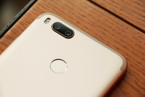 Mi 5X có cấu hình phần cứng tương tự Moto G5S Plus, nhưng bộ nhớ trong gấp đôi 64GB, pin dung lượng lớn hơn 3.080 mAh, đồng thời tích hợp chip DAC cho âm thanh chất lượng cao với SOC âm thanh riêng.