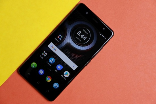 Lenovo K8 Plus (5,49 triệu đồng): Không sở hữu thiết kế mỏng, đẹp và bóng bẩy như Xiaomi Mi A1 nhưng Lenovo K8 Plus mang đến cảm giác khỏe khoắn và đầy vẻ nam tính nhờ các góc kim loại bo tròn nhẹ.