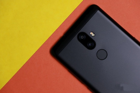 Điểm nhấn của K8 Plus là cụm camera kép độ phân giải 13 megapixel và 5 megapixel, khẩu độ (giả lập) từ f/0.8 đến f/5.6, cho phép điều chỉnh khả năng lấy nét và hiệu ứng bokeh. Bên cạnh đó máy có camera trước 8 megapixel với đèn flash LED và tích hợp chế độ làm đẹp tự động.
