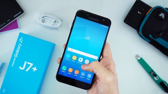 Trong trường hợp có điều kiện hơn, bạn có thể chọn Samsung Galaxy J7 Plus cũng vừa có mặt tại thị trường Việt Nam. Thiết bị sở hữu cụm camera kép ở phía sau gồm một camera 13 megapixel khẩu f/1.7, hỗ trợ chống rung quang học và một camera phụ 5MP khẩu f/1.9 để chụp ảnh xoá phông. 