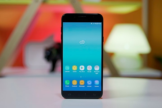Thực tế với mức giá 8,69 triệu đồng, Samsung Galaxy J7 Plus có giá bán khá cao khi gần sát phân khúc cận cao cấp, trong khi cấu hình phần cứng lại chỉ ở mức tầm trung và tương đương các đối thủ trong bài. 