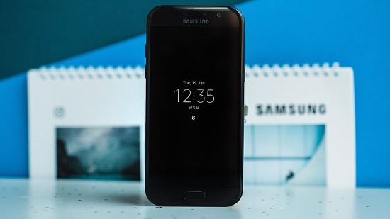 Ngoài ra, Galaxy A5 (2017) còn được thừa hưởng tính năng chống bụi, nước theo chuẩn IP68 và Always-on Display (luôn luôn hiển thị) tương tự Galaxy S7 cao cấp. 