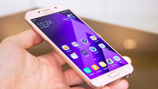 Thiết bị sở hữu màn hình 5,2 inch độ phân giải Full HD, tấm nền Super AMOLED cho khả năng hiển thị rực rỡ, độ sáng cao, độ tương phản tốt và màu đen hiển thị sâu. Tuy nhiên người dùng có thể thay đổi cài đặt hiển thị tùy theo nhu cầu. 