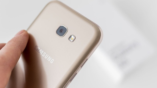 Samsung Galaxy A5 (2017) sử dụng chip Samsung Exynos 7880, RAM 3GB và bộ nhớ trong 32GB. Cấu hình này là hoàn toàn đủ tốt cho mọi nhu cầu sử dụng phổ thông như lướt web, xem phim, chạy đa nhiệm cũng như chiến các loại game giải trí phổ biến. 