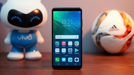 Theo đó điểm nhấn của Vivo V7 Plus chính là màn hình tràn viền mà Vivo gọi là FullView, màn hình sử dụng tấm nền IPS LCD với kích thước 5.99 inch, sử dụng tỷ lệ 18:9 tương tự như LG G6, Galaxy Note 8, Galaxy S8 … Tuy nhiên độ phân giải chỉ là HD+ (1440x720p). 