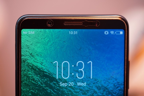 Ngoài màn hình, Vivo V7 Plus còn nhấn mạnh vào khả năng selfie với camera trước 24MP khẩu độ f/2.0, được hỗ trợ đèn LED trợ sáng phía trước mà Vivo gọi là 