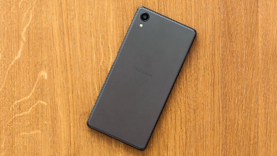 Nhấn mạnh vào khả năng chụp hình nên Sony trang bị cho Xperia X camera sau ống kính G-Lens 23MP khẩu độ f/2.0, công nghệ lấy nét lai Predictive Hybrid Autofocus cho tốc độ lấy nét chỉ 0,1 giây và quay video Full HD. Camera trước cảm biến 13MP góc rộng 22mm, cùng công nghệ chống rung cho video SteadyShot. 