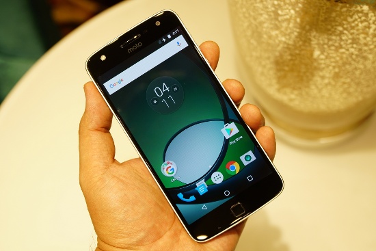 Về cấu hình, Moto Z khá mạnh khi sở hữu màn hình 5.5 inch AMOLED độ phân giải Quad HD (2560 x 1440). Máy dùng chip Snapdragon 820, RAM 4GB, bộ nhớ trong 64GB và hỗ trợ thẻ nhớ ngoài tối đa 2TB. 
