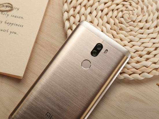 Theo đó Mi 5s Plus sở hữu cụm camera kép có cùng độ phân giải 13MP, nhưng camera thứ hai không phải là để giả lập ảnh xóa phông mà để chụp ảnh đen trắng tương tự Huawei P9. Camera trước trên Mi 5s Plus có độ phân giải 4MP và hỗ trợ chụp selfie bằng giọng nói.