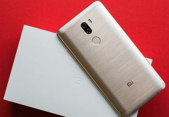 Thiết kế của Mi 5s Plus khá đẹp với khung viền bằng kim loại được trang trí bằng các đường cắt kim cương, mặt lưng là nhôm phay xước với hai viền trái và phải uốn cong nhẹ cho cảm giác cầm ôm tay.  
