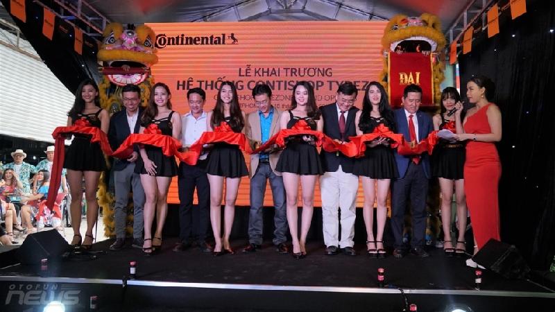 Ông Lương Toàn Thắng - Tổng giám đốc của Bahn Auto (người đứng thứ 5 từ phải sang).