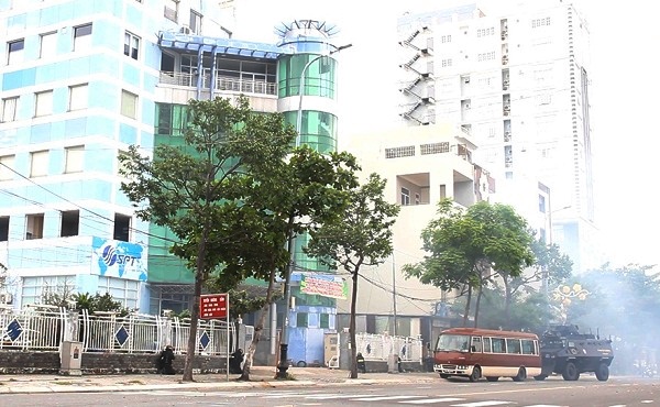 Các đơn vị cảnh sát bí mật tiếp cận khách sạn từ mọi hướng