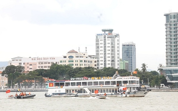 Cùng lúc đó, cảnh sát đặc nhiệm, cảnh sát đường thủy, bộ đội biên phòng và các đơn vị bao vây con tàu du lịch bị khủng bố khống chế, một tổ người nhái lặn xuống sông Hàn, bí mật tiếp cận con tàu.