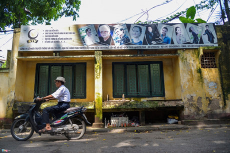 Khung cảnh bên ngoài Hãng phim.