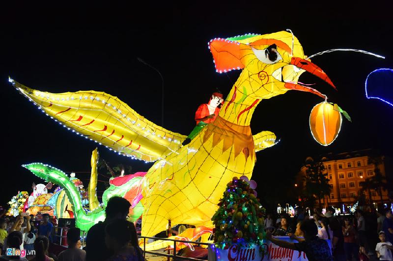 Dàn đèn lồng khổng lồ diễu hành đón Trung thu