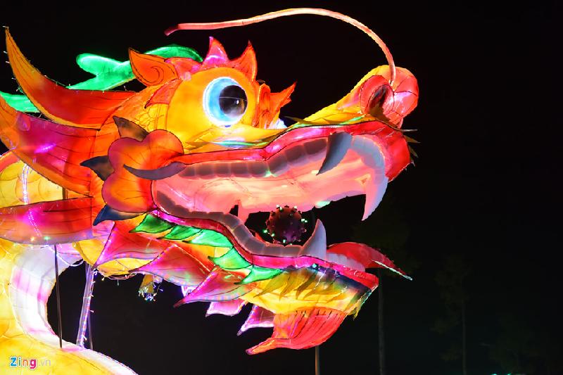 Trước đây, đèn lồng được làm bằng khung tre nhưng sau này người dân chuyển sang làm bằng khung sắt để tránh mối mọt, bên ngoài được phủ bằng nylon, nhựa hoặc đề can.