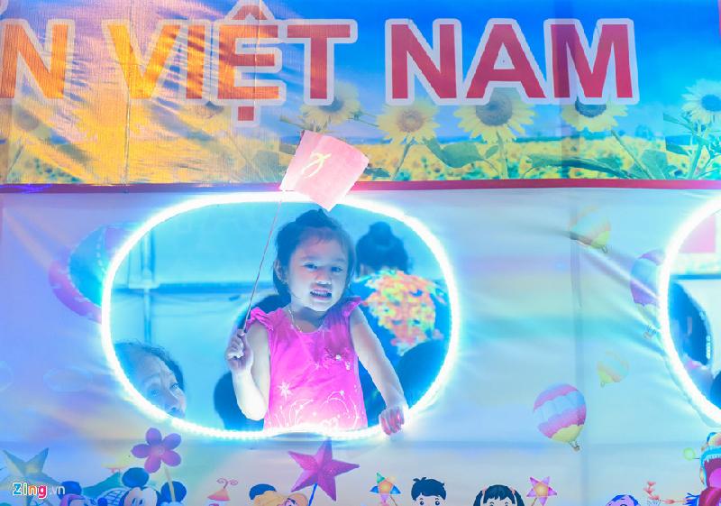 Việc làm này xuất phát từ nhu cầu vui chơi của các em thiếu nhi. Ban đầu, chỉ có một hai tổ dân phố làm. Dần dần, phong trào phát triển ra khắp thành phố và các huyện lân cận. 