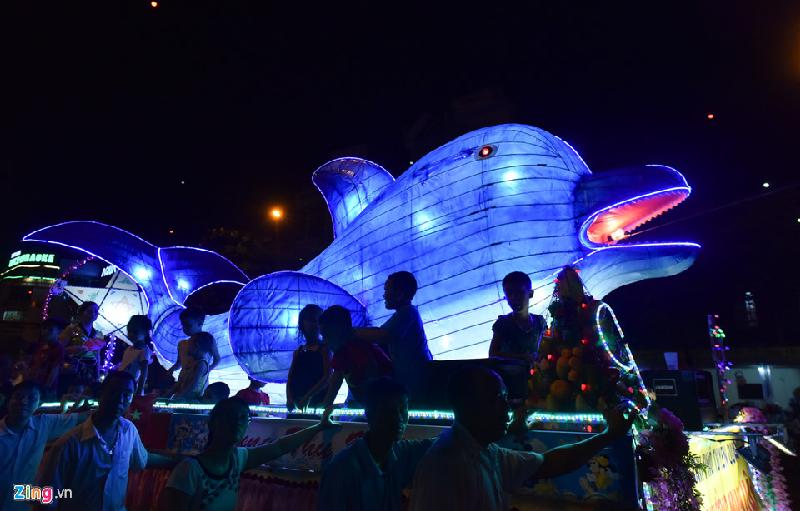 Càng ngày, mô hình trung thu càng được làm cầu kỳ, có khả năng phun nước, phun khói hoặc cử động.