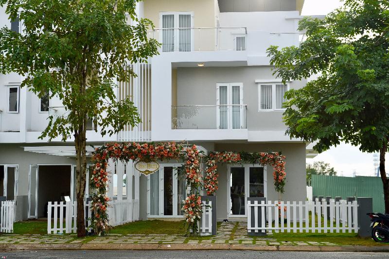 Dàn xe sang trong lễ rước dâu Hoa hậu Đặng Thu Thảo hình ảnh 1 Không gian cưới tại nhà riêng Hoa hậu Đặng Thu Thảo. Sáng 6/10 lễ thành hôn của hoa hậu Thu Thảo và doanh nhân Trung Tín diễn ra tại nhà riêng cô dâu ở quận 9, TP.HCM. Muốn có sự riêng tư, Hoa hậu Việt Nam 2012 không chia sẻ thông tin cụ thể về ngày trọng đại với truyền thông. Theo ghi nhận từ phóng viên Zing.vn, không gian cưới tại nhà riêng của Hoa hậu Việt Nam 2012 khá đơn giản. Nghi thức rước dâu sẽ được diễn ra tại phòng khách phía trong. Khu vực ngoài nổi bật với cổng hoa được kết từ những bông hoa có màu trắng và cam xinh xắn.