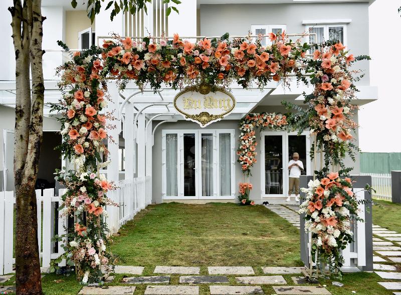 Dàn xe sang trong lễ rước dâu Hoa hậu Đặng Thu Thảo hình ảnh 2 Trước đó, hôm 1/10 Thu Thảo và doanh nhân Trung Tín làm đám hỏi trước sự có mặt của hai bên gia đình. Cặp đôi bắt đầu hẹn hò từ năm 2015. Trước ngày trở thành vợ doanh nhân Trung Tín, Hoa hậu Đặng Thu Thảo đã chia sẻ niềm hạnh phúc xen lẫn tâm trạng hồi hộp bằng một bài thơ ngắn.