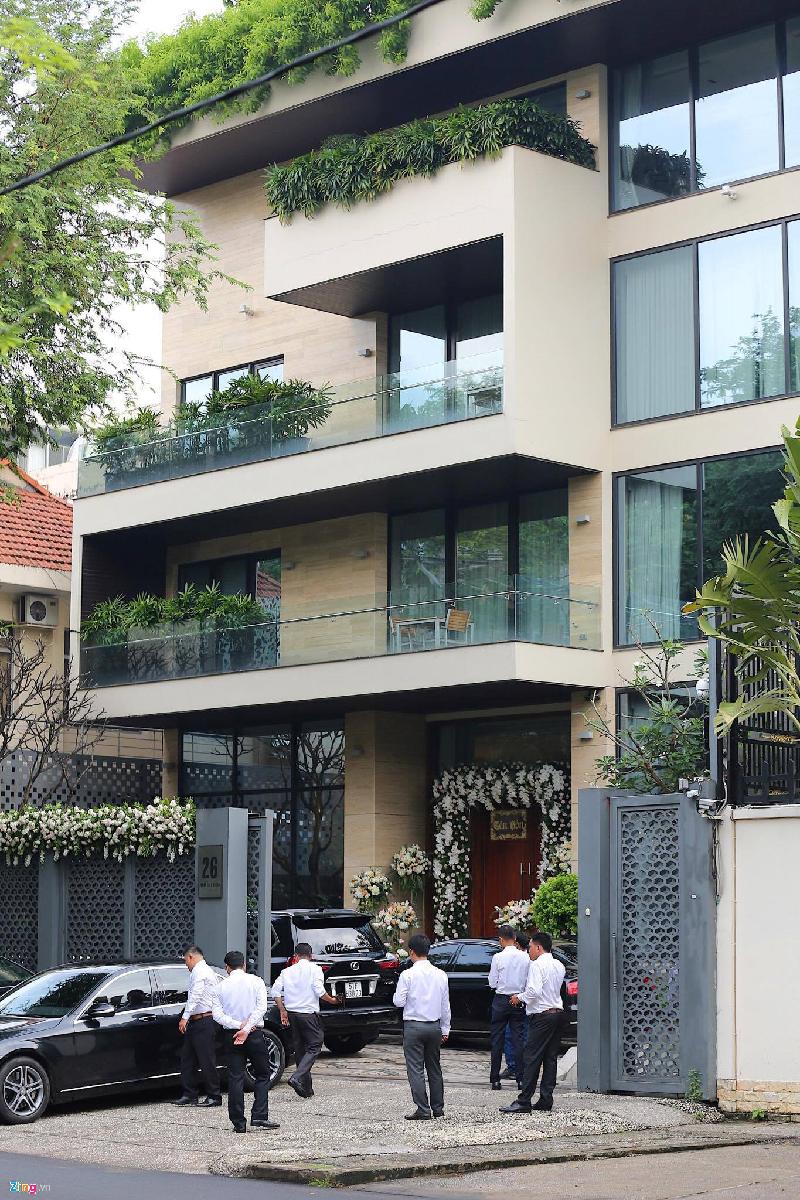 Không gian tại nhà chú rể - doanh nhân Trung Tín: Từ hơn 7h, phía nhà trai đã hoàn tất những công tác chuẩn bị cuối cùng. Trung Tín hiện là Tổng giám đốc của tập đoàn xây dựng nổi tiếng. Anh và hoa hậu gặp nhau tại bữa tiệc của người bạn. Sau gần 3 năm hẹn hò cặp đôi quyết định dọn về sống chung.