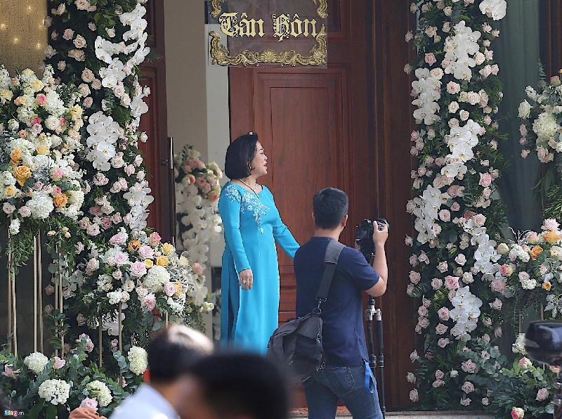 Mẹ chồng hoa hậu - doanh nhân Dương Thanh Thủy xuất hiện chỉ đạo các công tác chuẩn bị. Bà được biết tới là doanh nhân thành đạt đi lên từ khó khăn.