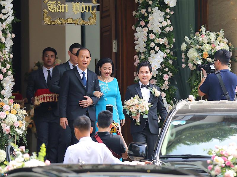 Dàn xe sang trong lễ rước dâu Hoa hậu Đặng Thu Thảo hình ảnh 12 Đúng 9h, doanh nhân Trung Tín và bố mẹ ra xe đi đón dâu. Theo nguồn tin thân cận hoa hậu Thu Thảo rất được lòng gia đình chồng.
