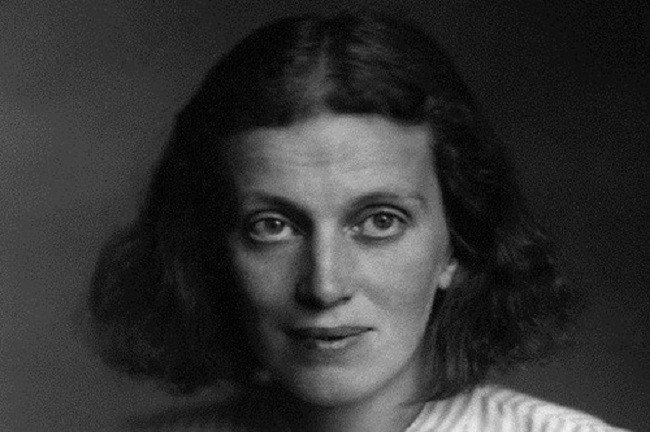 9. Dorothy Hodgkin (1910-1994) là một nhân vật quan trọng trong hóa học và người phụ nữ thứ 3 giành giải Nobel. Nhà sinh học người Anh này là người tiên phong trong lĩnh vực tinh thể học tia X có thể tìm và xác nhận cấu trúc của các phân tử sinh học khác nhau. Chúng bao gồm penicillin, insulin và vitamin B12. Bà đã nhận được giải Nobel năm 1964.