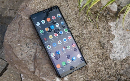 RAM và bộ nhớ: Google Pixel 2 XL có bộ nhớ RAM 4GB với hai tùy chọn lưu trữ là 64GB hoặc 128GB và không hỗ trợ khe cắm thẻ. Trong khi đó Galaxy Note 8 ấn tượng hơn với RAM lên tới 6GB và có ba lựa chọn bộ nhớ trong bao gồm 64GB, 128GB và 256GB. Đáng chú ý điện thoại của Samsung còn hỗ trợ khe cắm thẻ nhớ microSD tối đa 256GB.