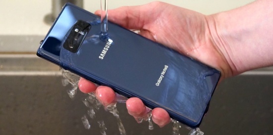 Chống nước tốt hơn: Pixel 2 XL cũng được tích hợp khả năng chống nước và chống bụi nhưng là với chuẩn IP67. Trong khi đó, khả năng chống nước và bụi của Galaxy Note 8 tốt hơn nhờ đáp ứng tiêu chuẩn IP68.
