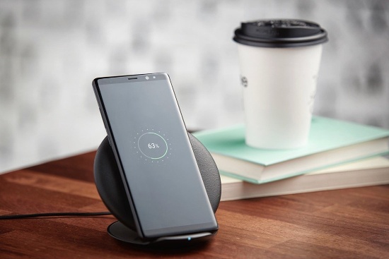 Sạc không dây: Cả Google Pixel 2 XL và Galaxy Note 8 đều hỗ trợ công nghệ sạc nhanh. Tuy nhiên chỉ có điện thoại của Samsung hỗ trợ công nghệ sạc không dây. Công nghệ sạc không dây trên Galaxy Note 8 được cho là nhanh hơn 30% so với thế hệ tiền nhiệm. 