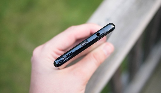 Jack cắm tai nghe: Giống như cách Apple đã làm với iPhone, Google cũng đã loại bỏ cổng cắm tai nghe 3.5mm truyền thống. Tuy nhiên, có một thực tế là vẫn còn rất nhiều người đang sử dụng các tai nghe cao cấp sử dụng jack 3.5mm và họ vẫn tiếp tục muốn tận dụng các phụ kiện này, đó chính là lợi thế mà chỉ Galaxy Note 8 có được, còn Pixel 2 XL thì không. 