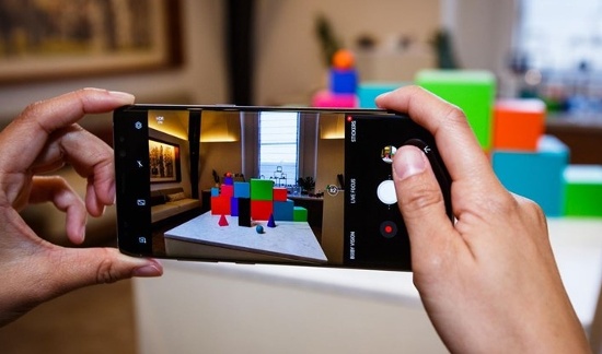 Kích hoạt nhanh camera để chụp hình: Một trong những sự tiện lợi mà nhiều người thấy hài lòng trên Galaxy Note 8 là kích hoạt nhanh camera để chụp hình. Chỉ cần ấn hai lần vào nút nguồn, do đó, bạn có thể chụp ảnh rất nhanh và không bỏ lỡ bất kỳ khoảnh khắc nào. Trong khi đó với Pixel 2 XL không thể làm được.