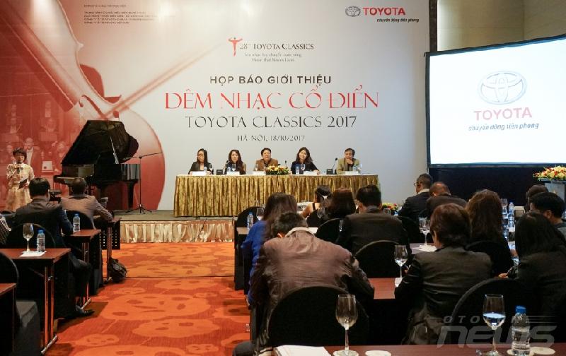 Đại diện ban tổ chức chia sẻ thông tin với báo giới.
