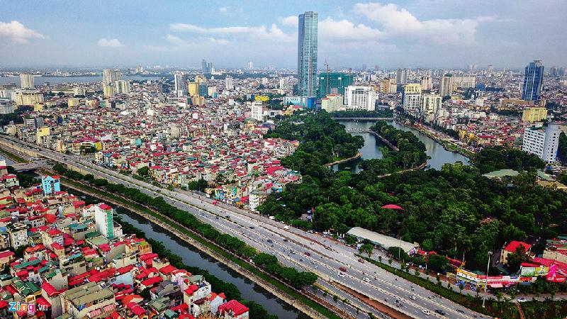 Đường Bưởi vành đai 2 bên sông Tô Lịch, nơi giáp ranh giữa các quận Ba Đình, Cầu Giấy. Phía xa là tòa nhà cao thứ nhì Việt Nam - Lotte.