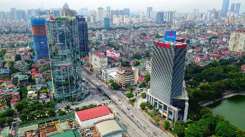 Ngã tư Láng Hạ - Huỳnh Thúc Kháng - Thái Hà. Xa xa là khu vực Trung Hòa - Nhân Chính thuộc hai quận Cầu Giấy và Thanh Xuân.
