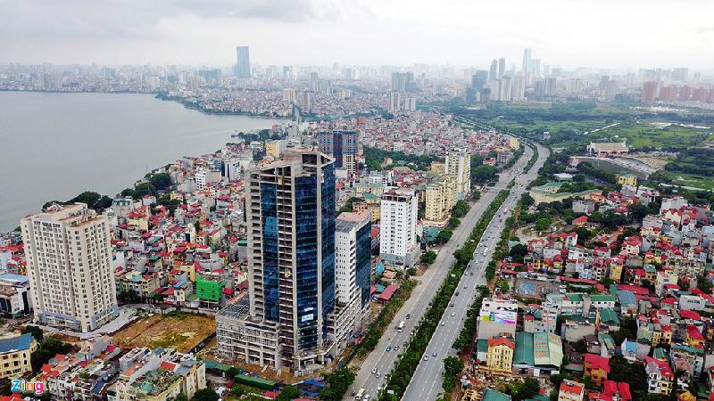 Một góc hồ Tây và đường Võ Chí Công (quận Tây Hồ).