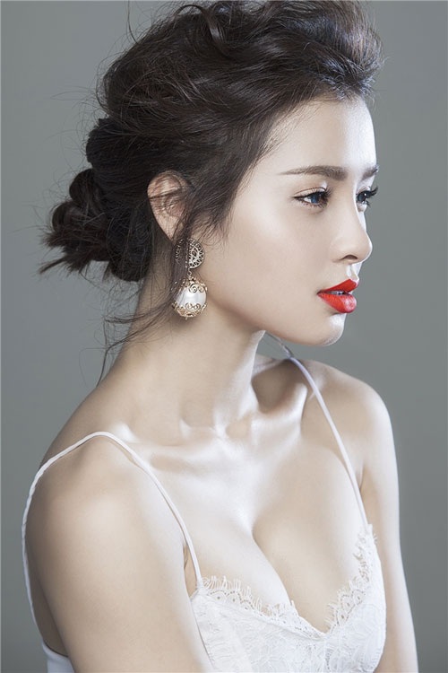 Vòng 1 là điểm mạnh lớn nhất của Phương Trinh Jolie. Để tận dụng ưu điểm trời phú, Phương Trinh Jolie tận dụng triệt để cơ hội khoe vòng một nở nang của mình.
