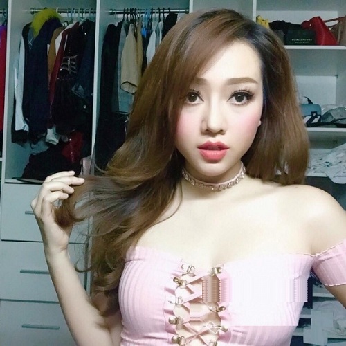 Tuy vậy nhưng Băng Di cũng có vòng một đầy đặn không thua kém bất kỳ mỹ nhân nào. Giọng ca 9x nóng bỏng trong bộ độ để lộ vòng 1 trong những trang phục bó sát.