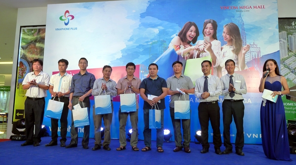 VinaPhone trao giải cho những khách hàng có ý tưởng được đánh giá cao trong chương trình “Chia sẻ trải nghiệm”.