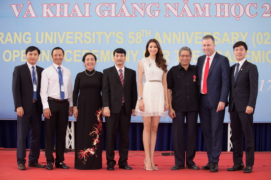 Có mặt tại Nha Trang từ ngày 1/10, Phạm Hương đã tham gia nhiều hoạt động cùng Hiệp hội Nhật ngữ JLAN mà cô là đại sứ chính thức. Phạm Hương đã cùng ông Nguyễn Duy Anh - Ủy viên quản trị Hiệp hội – Giám đốc điều hành học viện tiếng nhật GAG, bà Ngô Thị Luật – Chủ tịch Giang Anh Group, bà Yamashita Yumi – Hiệu trưởng Học viện tiếng Nhật GAG tham gia sự kiện này.