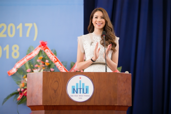 Cũng trong buổi lễ, Phạm Hương đã có nhiều chia sẻ về du học Nhật Bản cũng như cảm nhận của cô về đất nước, con người Nhật Bản mà Phạm Hương đã có dịp đến đó.
